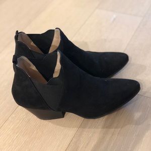 Black pointed toe booties 👢